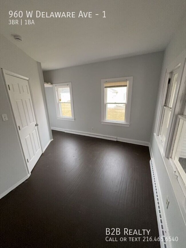 Building Photo - 960 W Delaware Ave