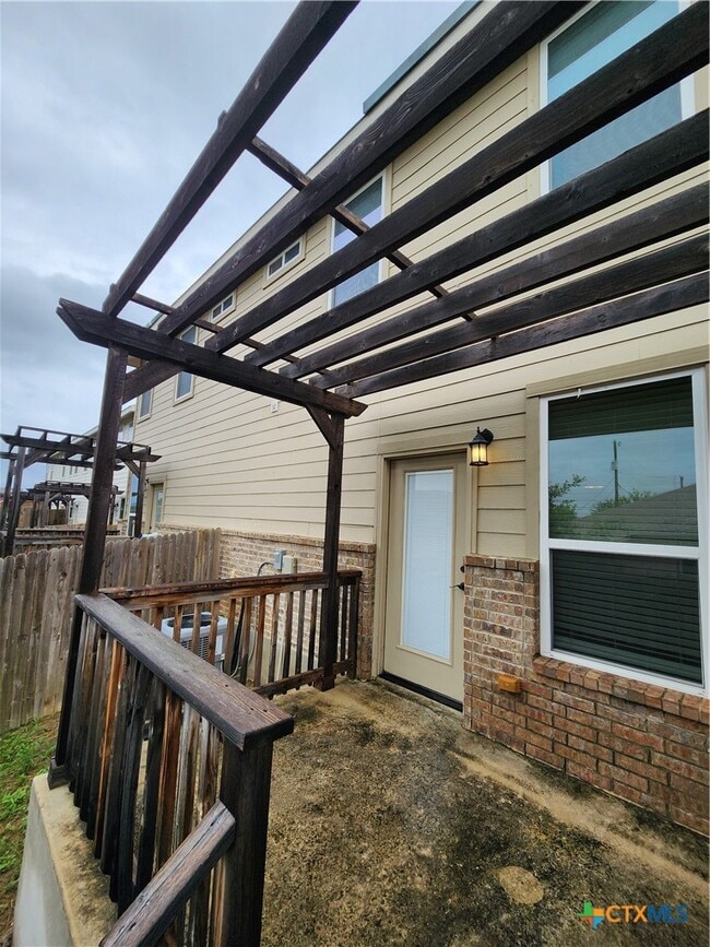 Building Photo - 324 Untermaier St