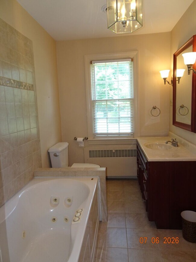 Building Photo - 3 bedrooms, 2 baths single family home