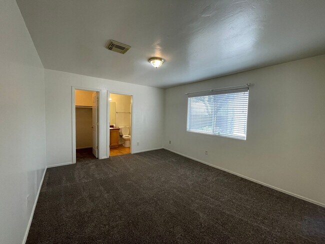 Building Photo - 114 E Medina Rd