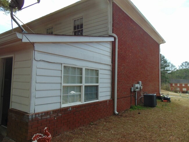 Building Photo - 1750 Southgate Ln SE