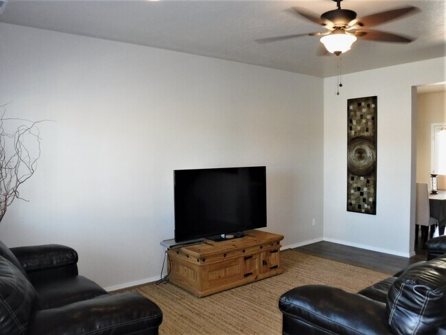 Building Photo - 4 bed 2.5 bath home just off Pine Ave and N Black Cat Rd.