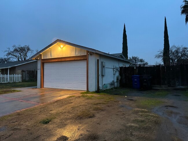 Building Photo - 1017 Mathia Dr