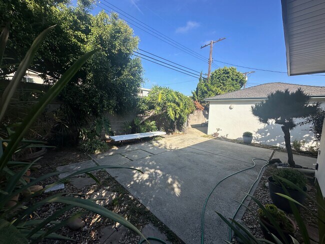 Building Photo - 3169 S Bentley Ave