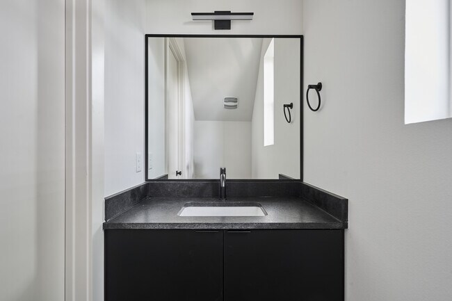 Building Photo - 412 Hackberry Ln