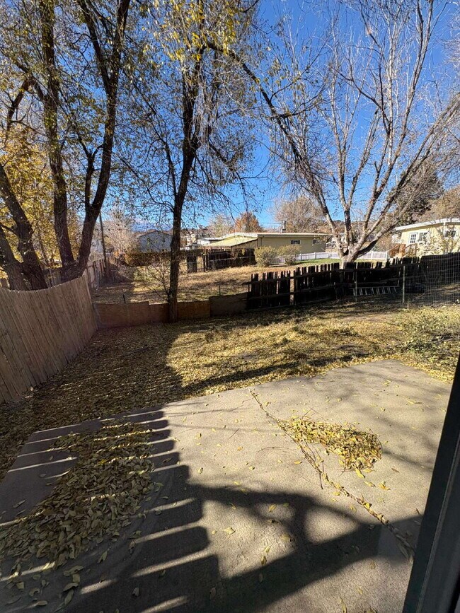 Building Photo - 2 bedroom duplex - Bennett