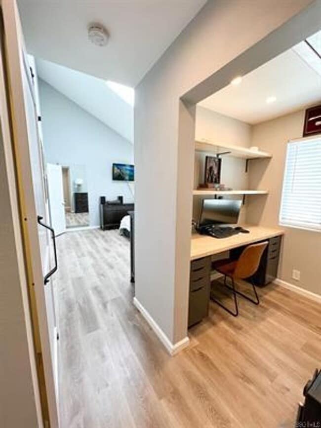 Building Photo - PB 3br Townhome $6000 to share Pacific Beach 3 Br Townhome 2 Car Garage Modern Appliances