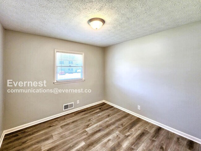 Building Photo - 512 Meadowbrook Dr