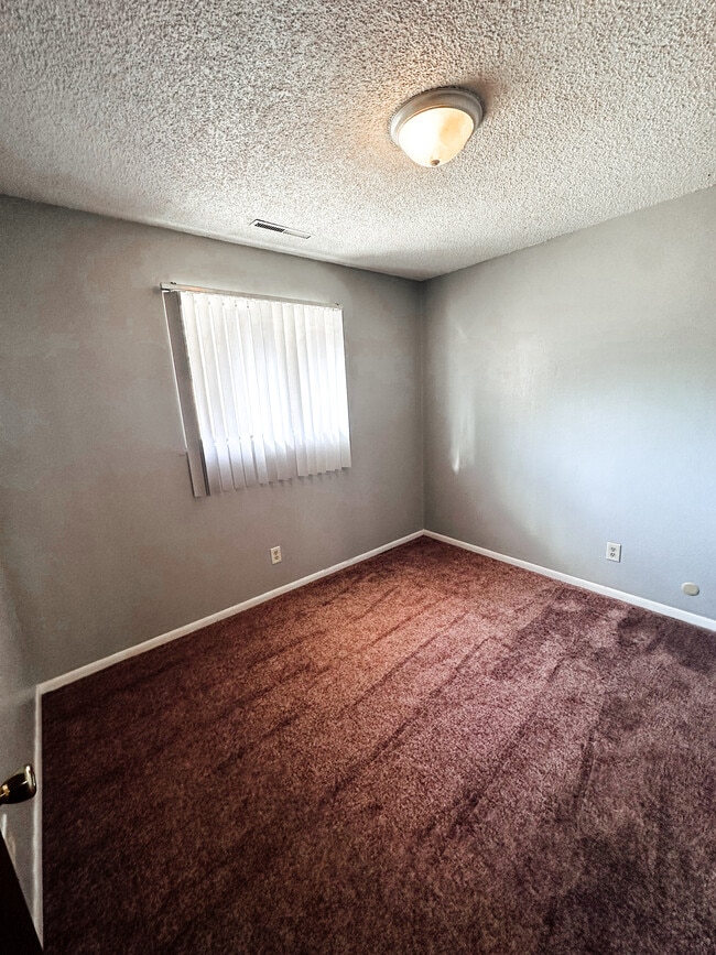 Building Photo - 1627 W Maple St