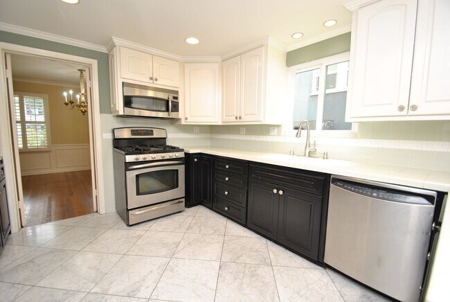 Building Photo - Stunning Colonial Revival in Bixby Knolls