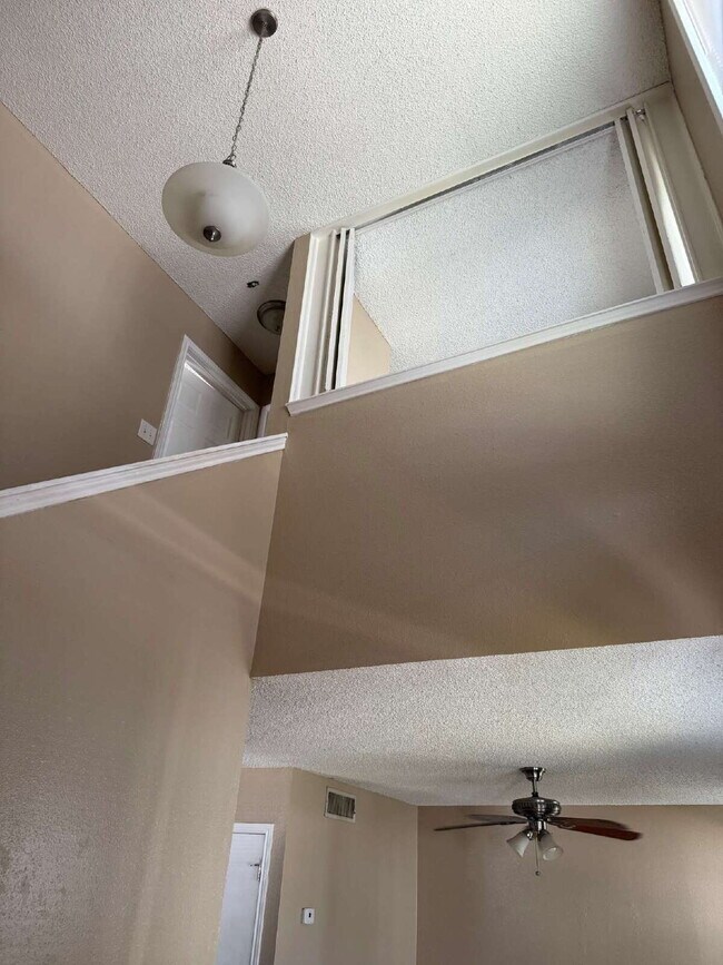 Building Photo - Beautiful two bed/1.5 bath in the heart of Alamo Heights