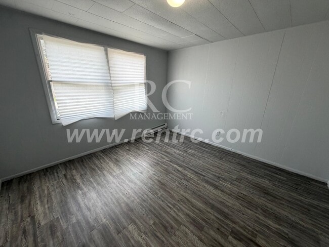 Building Photo - 104 Center-