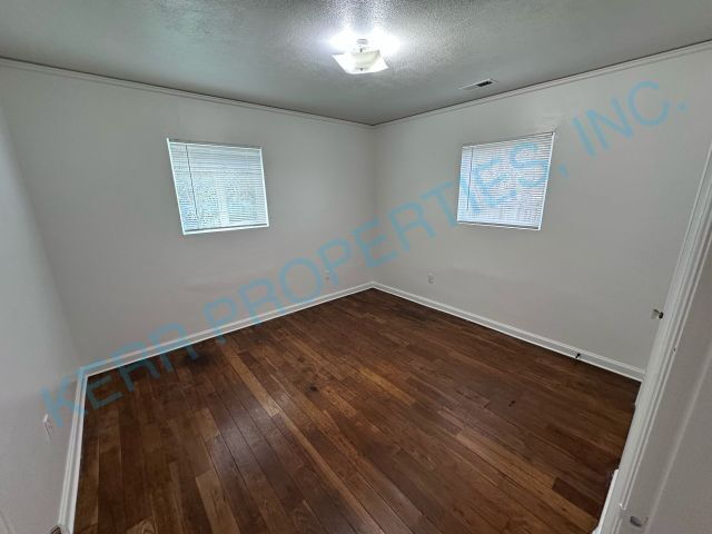 Building Photo - Charming 2-Bed Bungalow Retreat in Heart of Portland – Cozy 850 Sq Ft Space Awaits!