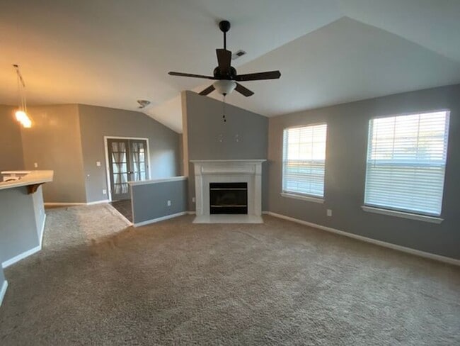 Building Photo - Fenced Yard!