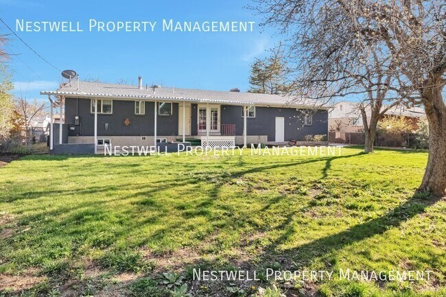 Building Photo - 1335 E Maplewood Cir