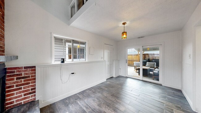 Building Photo - Lovely 3 bed/2 bath home w/2 car garage