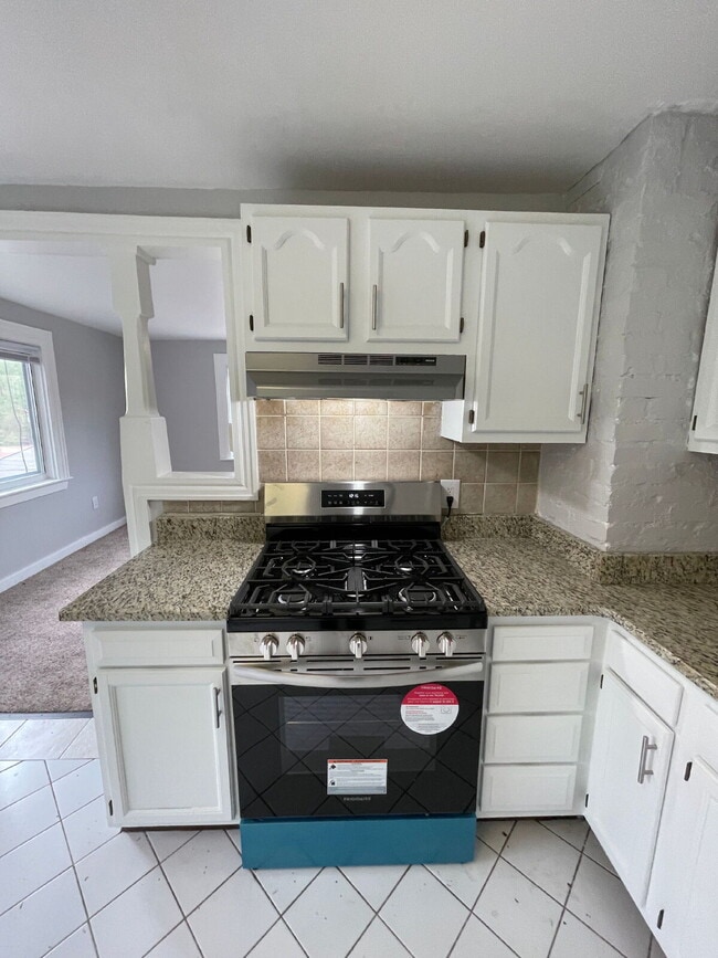 Building Photo - Renovated 2 bed 1 bath apartment in South Side!