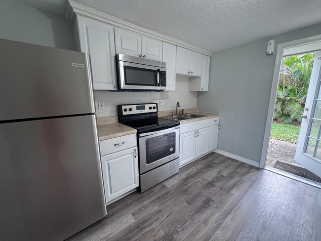 Building Photo - 2 Bedroom 1 Bath Duplex with Washer/Dryer!...