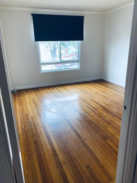 Building Photo - 550 43rd Ave