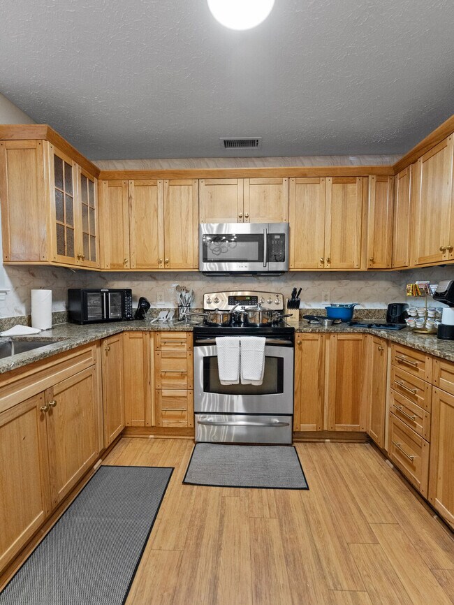 Building Photo - 102 Forestay Ct