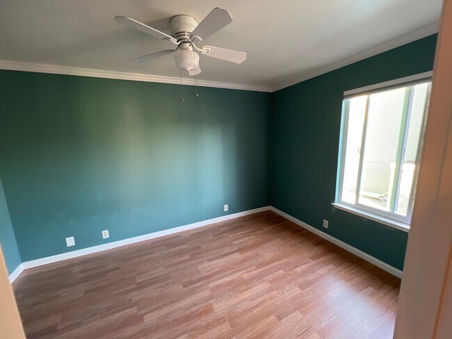 Building Photo - 447 Oak Ave