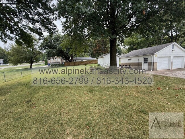 Building Photo - Spacious Gladstone Ranch!