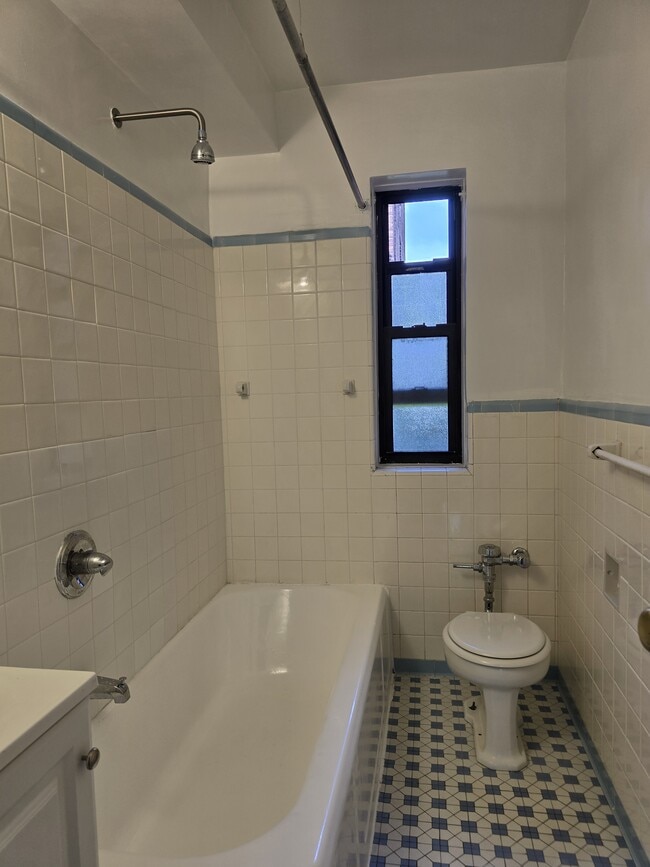 Building Photo - 2 Greenridge Ave