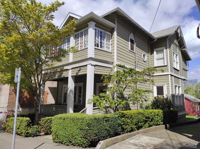 Building Photo - Charming Studio in Prime Goose Hollow Location