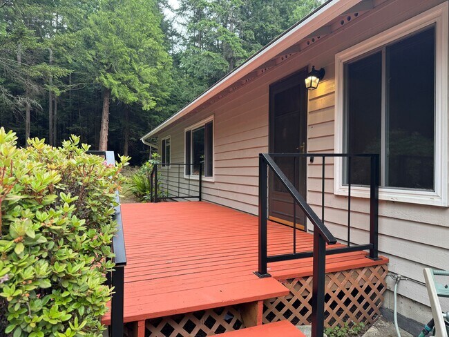 Building Photo - Cozy one story home on beautiful close to town acreage.