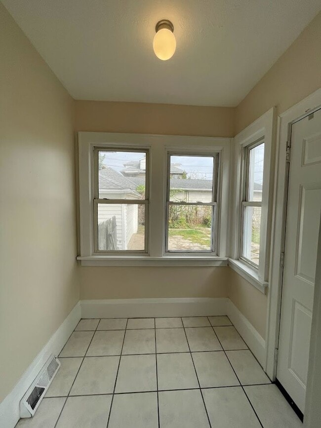 Building Photo - Three bedroom one bathroom home for rent