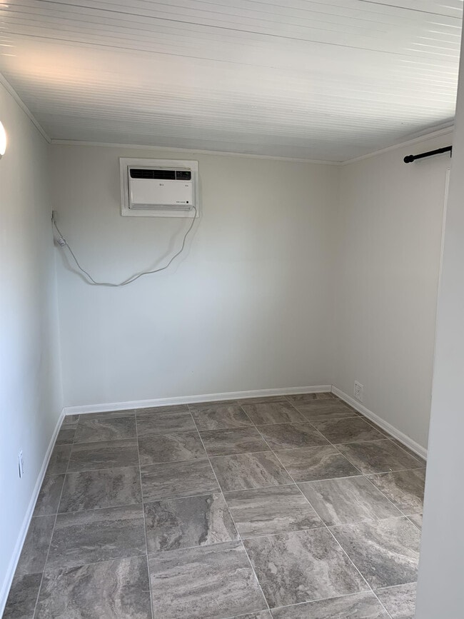 Building Photo - 1120 Vineyard St