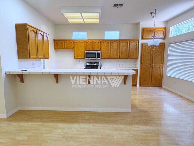Building Photo - 2736 Genesee Dr