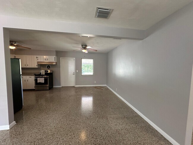 Building Photo - 415 49th St