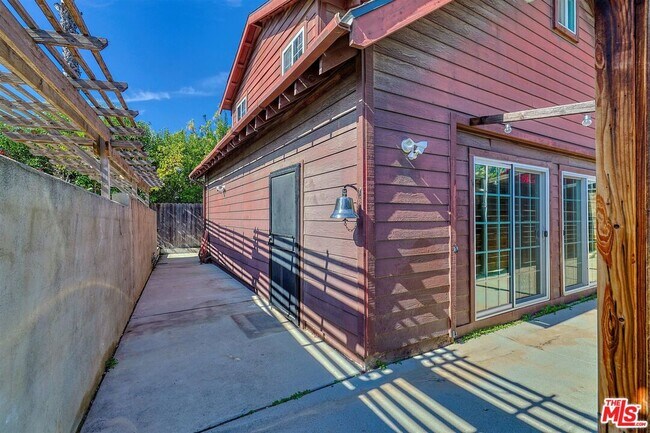 Building Photo - 1609 E Hillcrest Dr