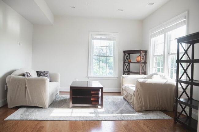 Building Photo - Villages at Urbana Luxury Townhouse For Lease