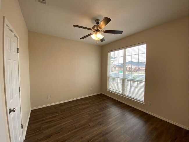Building Photo - 5002 Scarlet Oak Dr