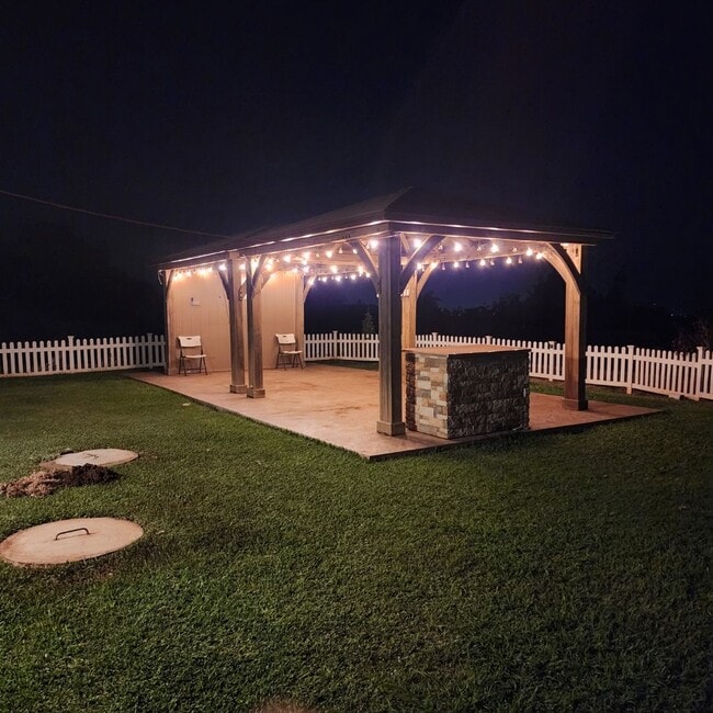 Building Photo - Great price for this 3 Bedroom 1.5 Bathroo...