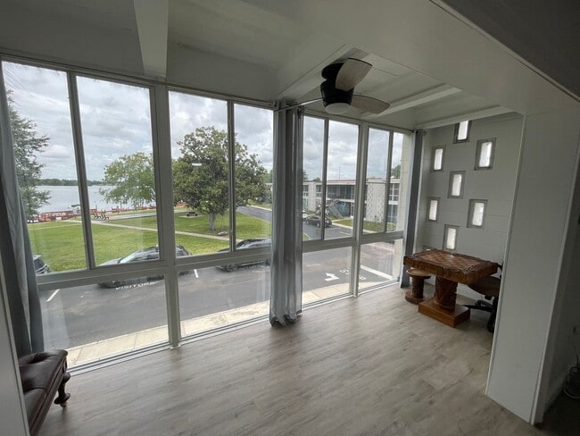 Building Photo - 2/1 condo on Lake Killarney!!!