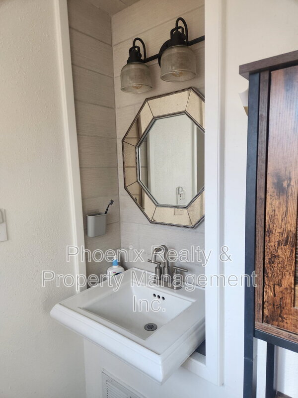 Building Photo - 1809 S Pratt Pkwy