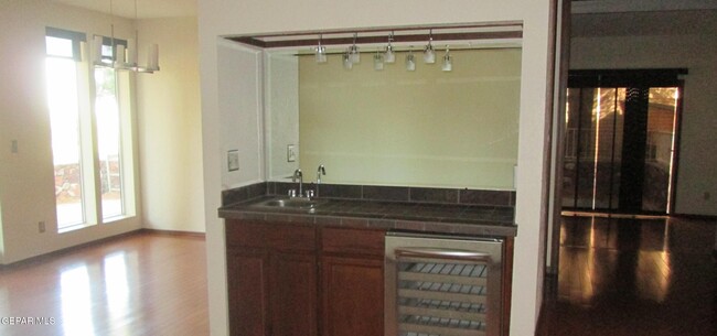 Building Photo - 5849 Mira Serena Dr