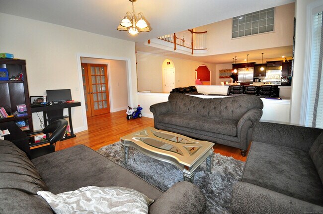 Building Photo - 3 Maplecrest Ln