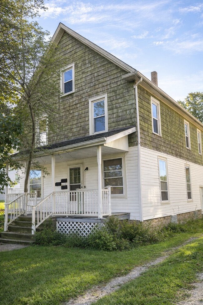 Building Photo - 818 Broad St