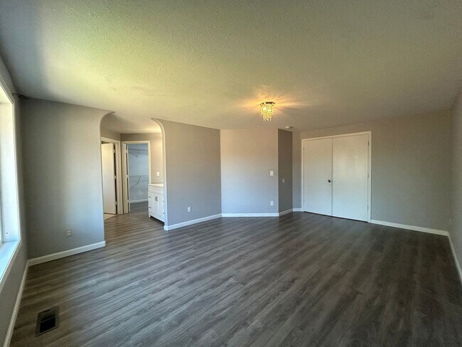 Building Photo - AVAILABLE NOW!! 3bd/2ba FANTASTIC Dead End...