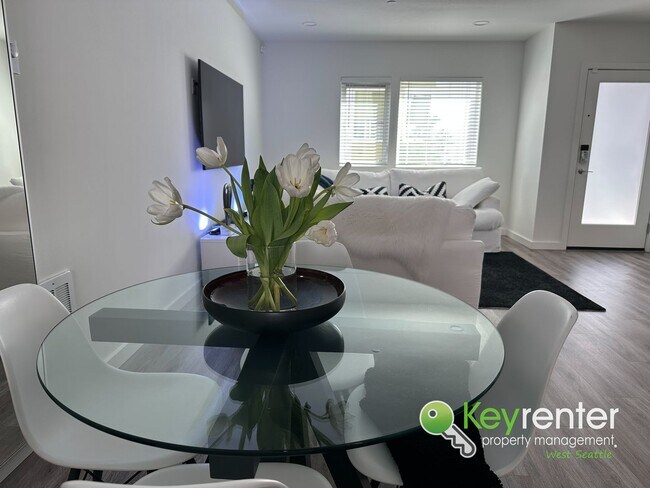 Building Photo - 4 Bedroom Seattle Townhome with Parking and Modern Finishes