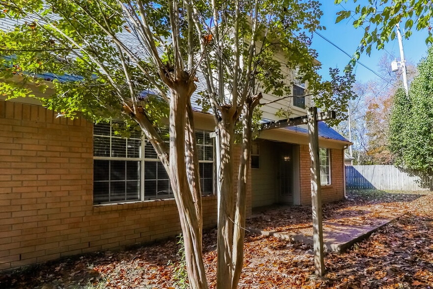 Building Photo - 1834 Dewars Cove N