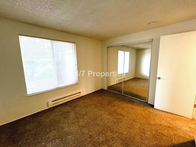 Building Photo - 2 BD 1 BA home in SE Portland! NEW Carpet