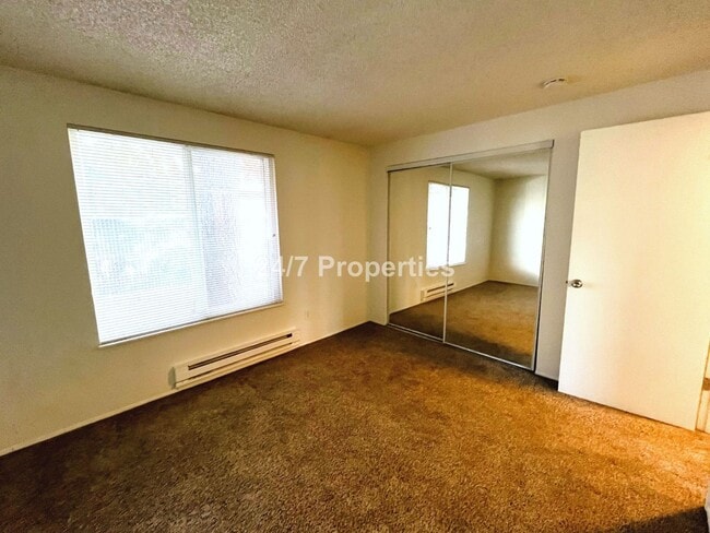 Building Photo - Bright & Updated 2 BD | 1 BA home - SE Portland