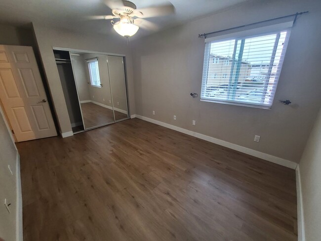 Building Photo - 2 bed 1.5 baths in College area.