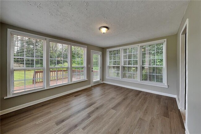 Building Photo - 450 Sumer Ln N