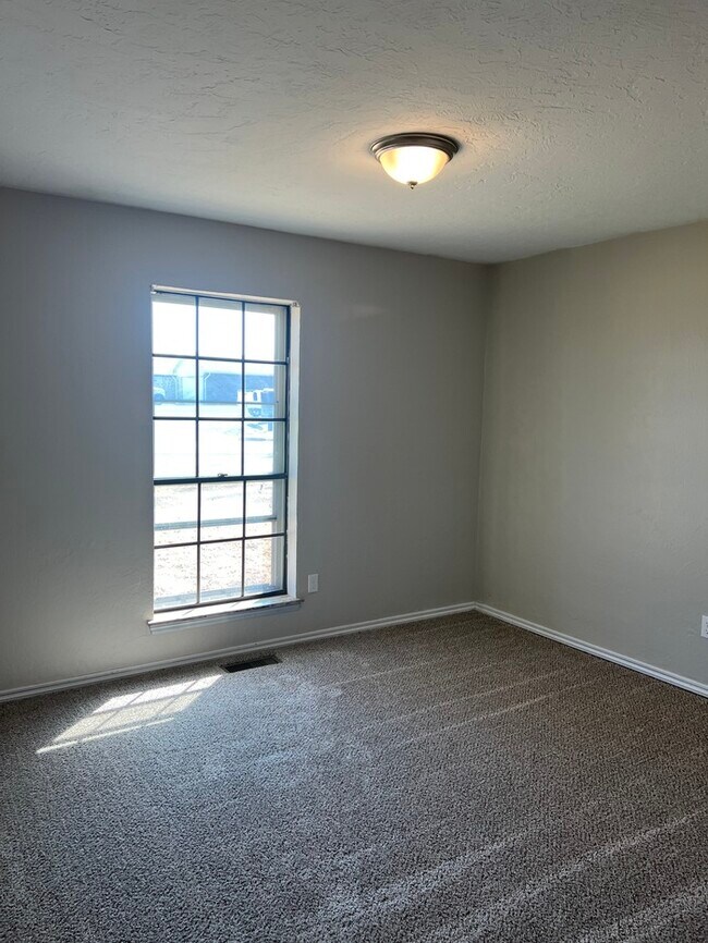 Building Photo - 9513 S Ross Ave